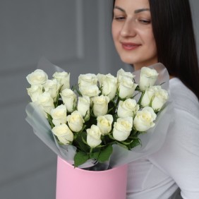 25 белых роз в шляпной коробке