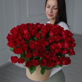 101 красная роза в шляпной коробке