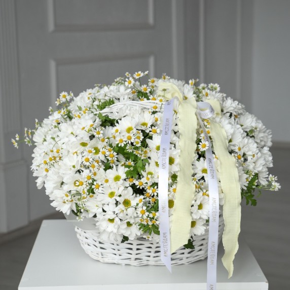 Корзина М с кустовыми хризантемами и ромашками — фото товара