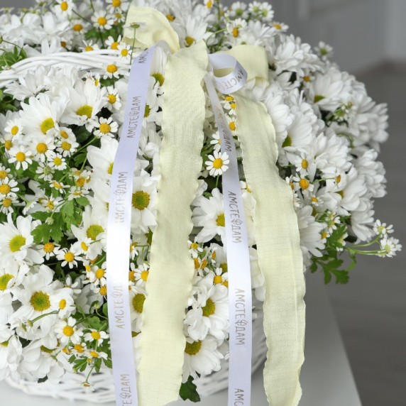 Корзина М с кустовыми хризантемами и ромашками — фото товара