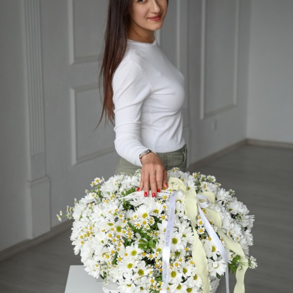 Корзина М с кустовыми хризантемами и ромашками — фото товара