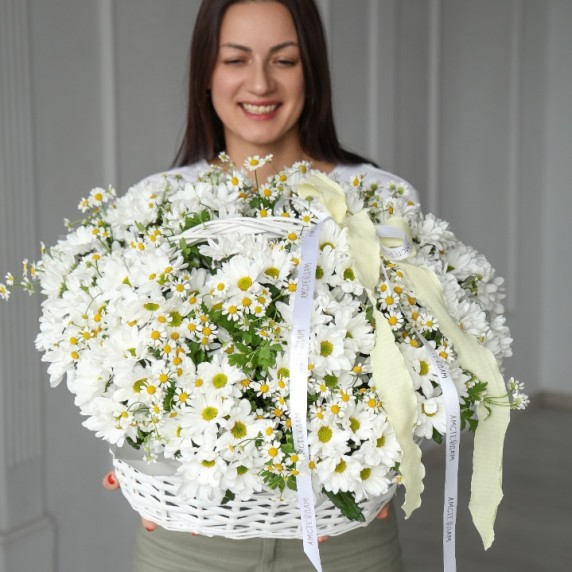 Корзина М с кустовыми хризантемами и ромашками — фото товара