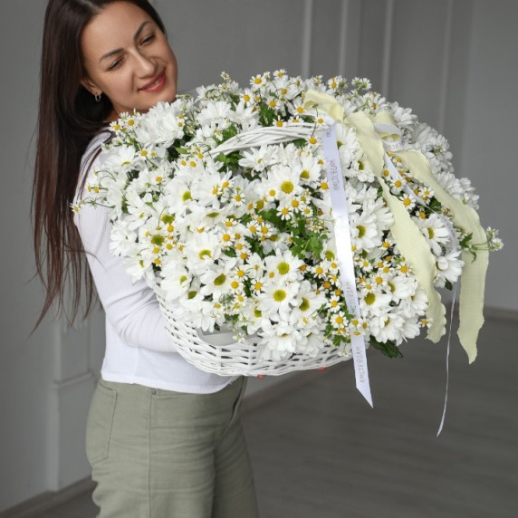 Корзина М с кустовыми хризантемами и ромашками — фото товара