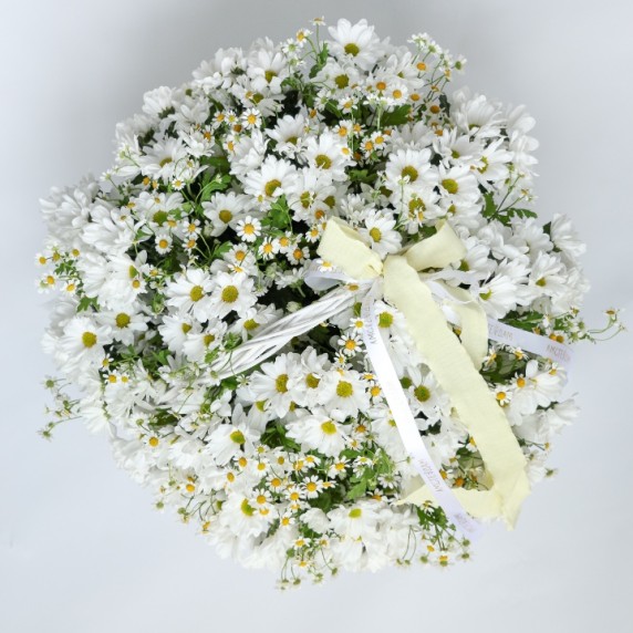 Корзина М с кустовыми хризантемами и ромашками — фото товара