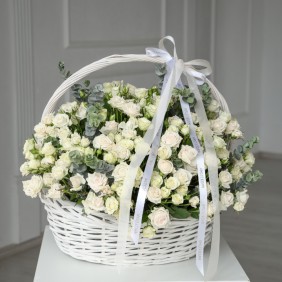Корзина М с кустовыми розами и эвкалиптом крем